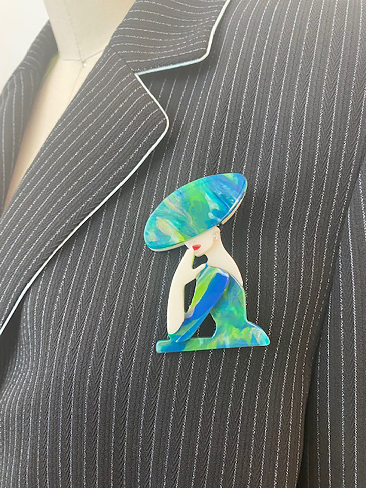 Wrapables Acrylic Fashion Brooch Pin for Sweaters, Coats, Scarves, and Bags