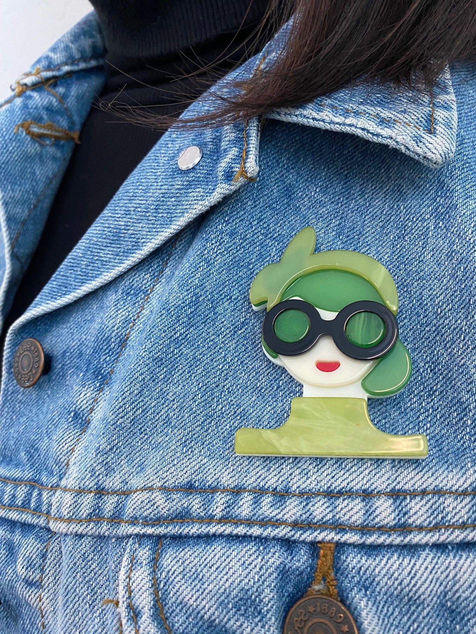 Wrapables Acrylic Fashion Brooch Pin for Sweaters, Coats, Scarves, and Bags