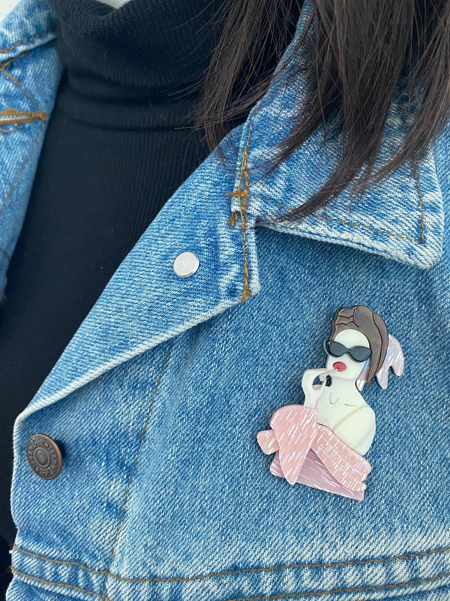 Wrapables Acrylic Fashion Brooch Pin for Sweaters, Coats, Scarves, and Bags