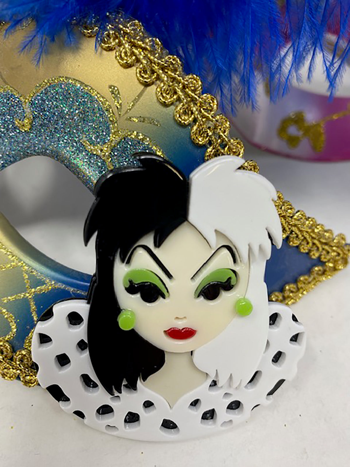 Wrapables Acrylic Fashion Brooch Pin for Sweaters, Coats, Scarves, and Bags