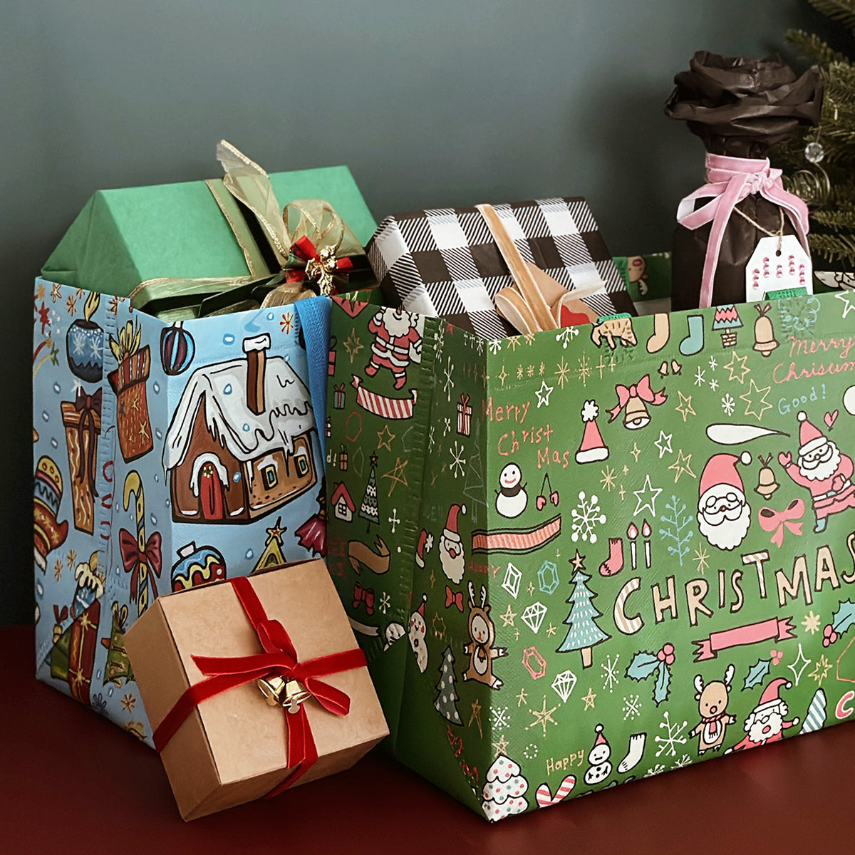 Wrapables Non-Woven Reusable Christmas Holidays Gift Bags with Handles for Gift Wrap, Parties, Favors and Treats (Set of 8)