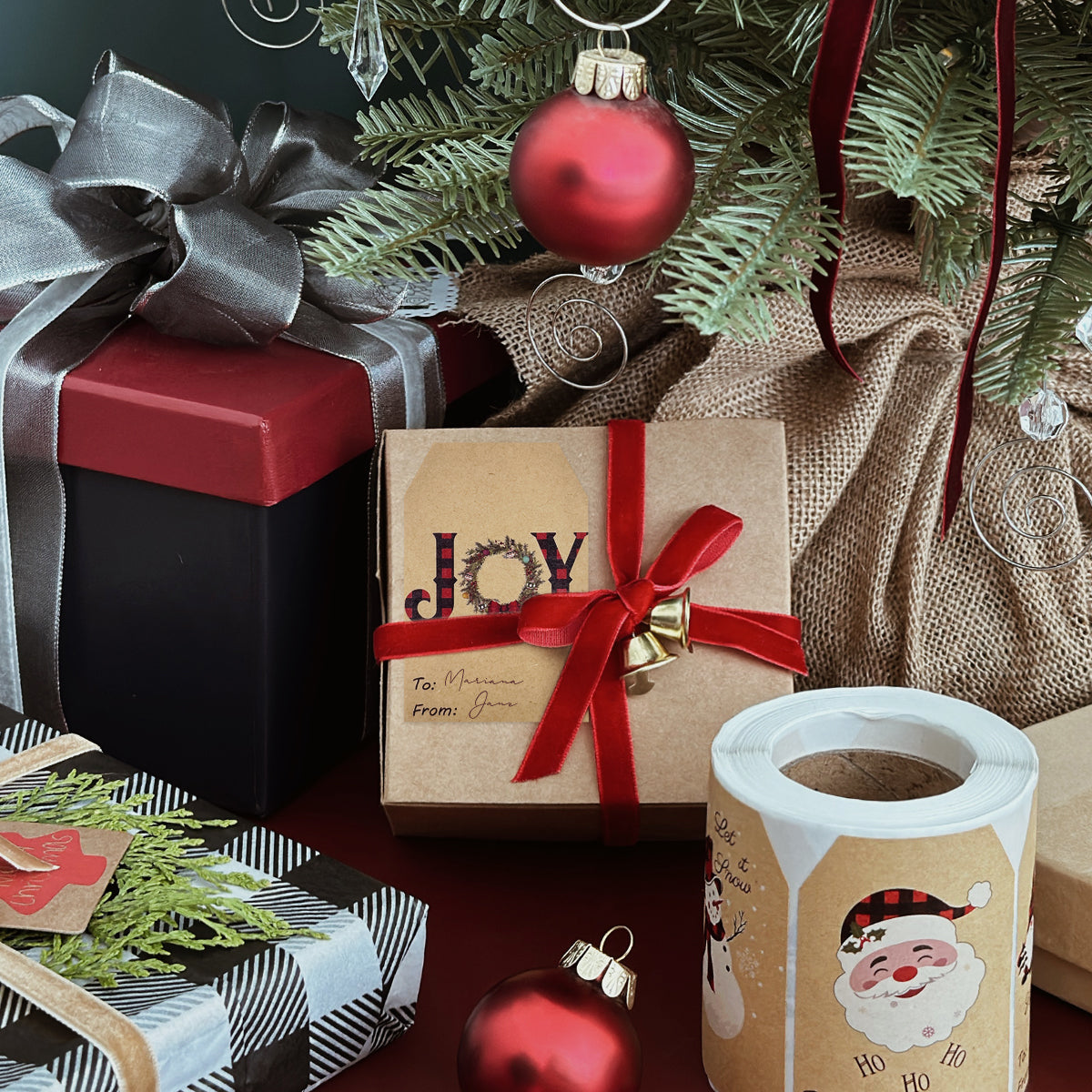 Wrapables Christmas Holiday Gift Tag Stickers and Labels Roll for Gift-Wrapping, Labeling, Package Decoration (300pcs)