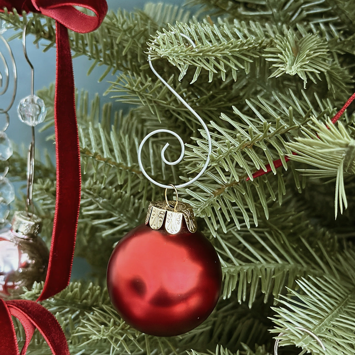 Wrapables Christmas Tree Ornament Hooks, S-Shaped Swirl Hooks for Hanging Decorations (Pack of 80)