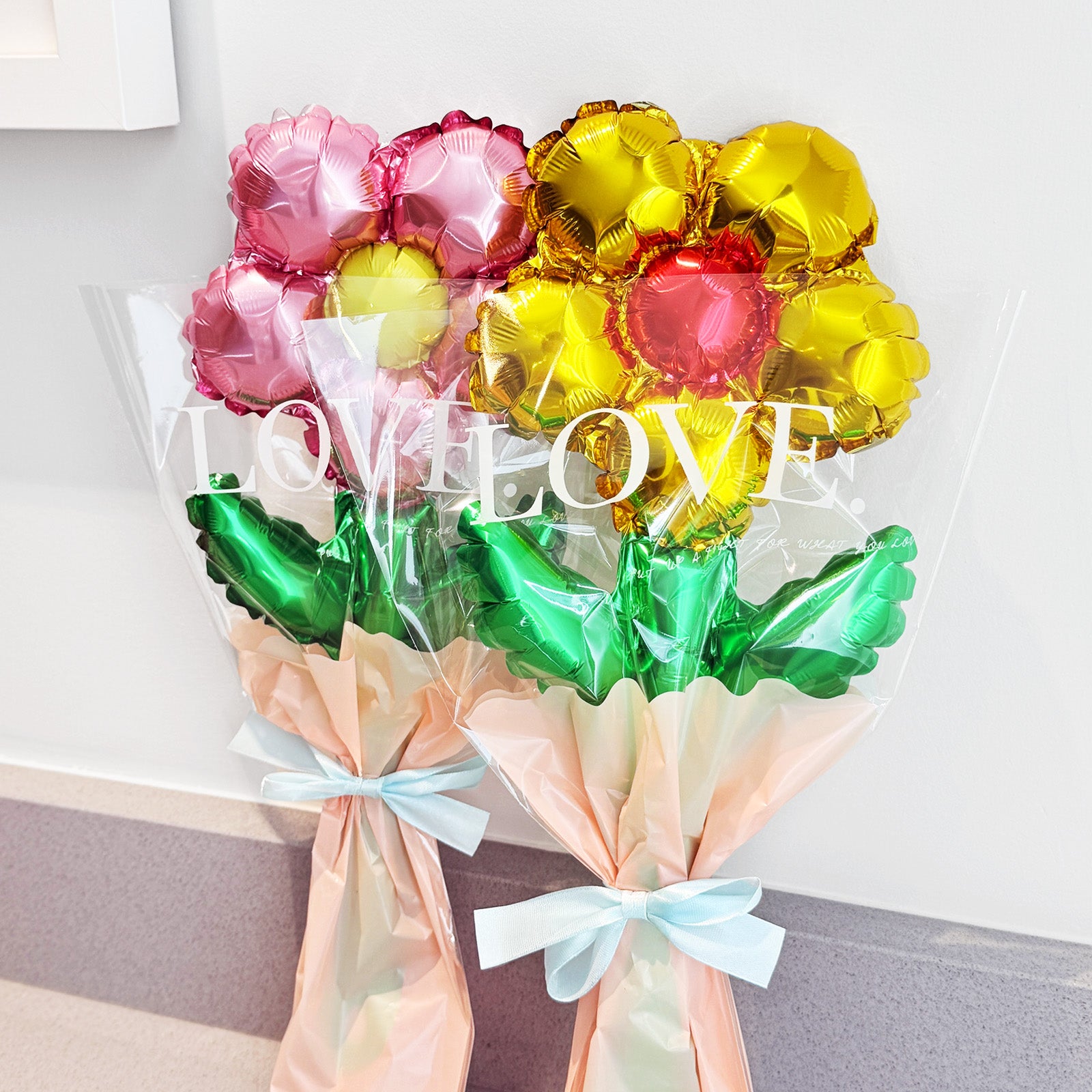 Wrapables Aluminum Foil Flower Balloons for Mother's Day, Valentine's Day, Easter, Birthday Parties (Set of 10)