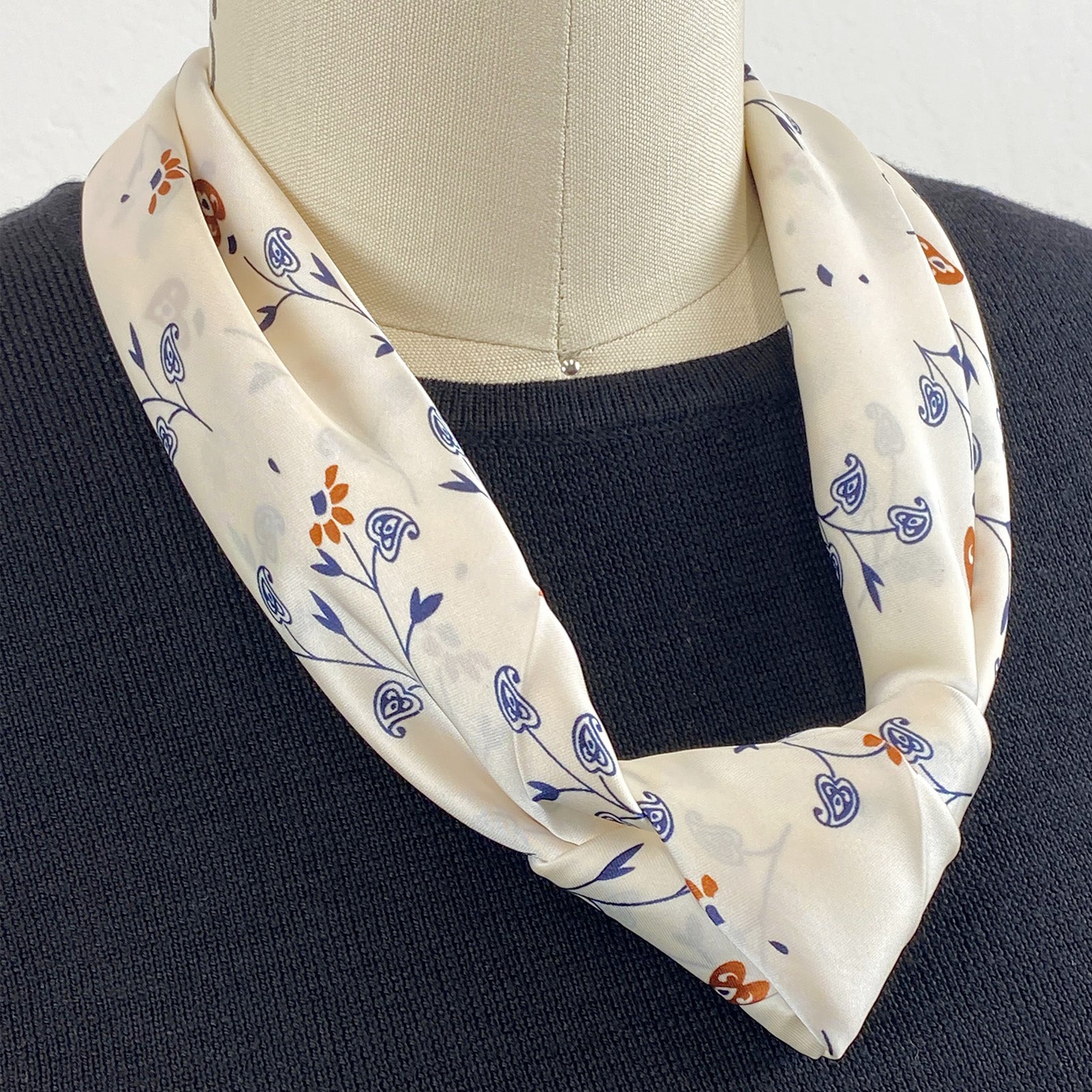 Wrapables Satin Neckerchief Square Scarf 26.5 x 26.5 Inches, Floral Hearts