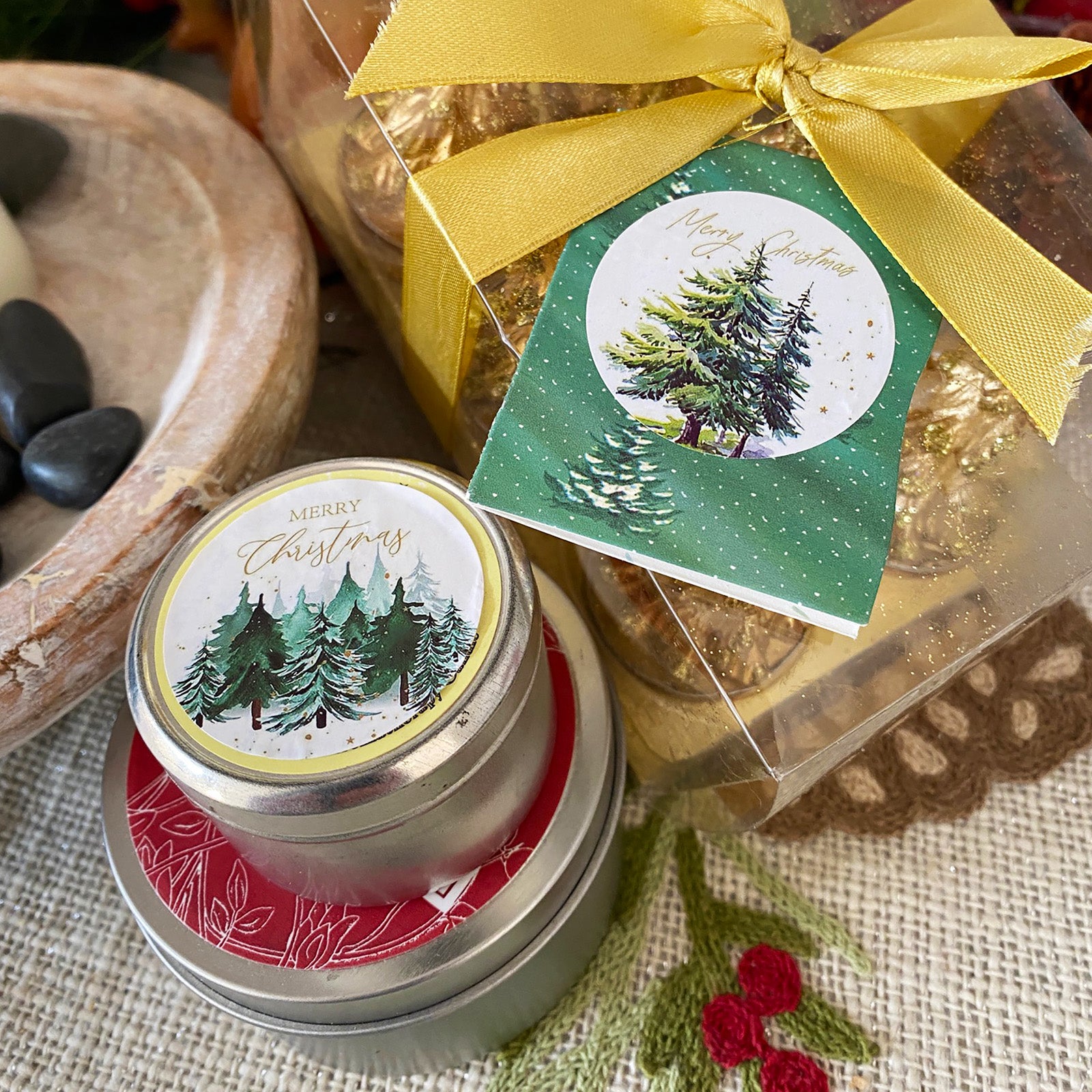 Wrapables Christmas Stickers Label Roll, Holiday Stickers for Sealing Cards, Envelopes, Gift Boxes, Festive Party Favors (500pcs), Christmas Trees