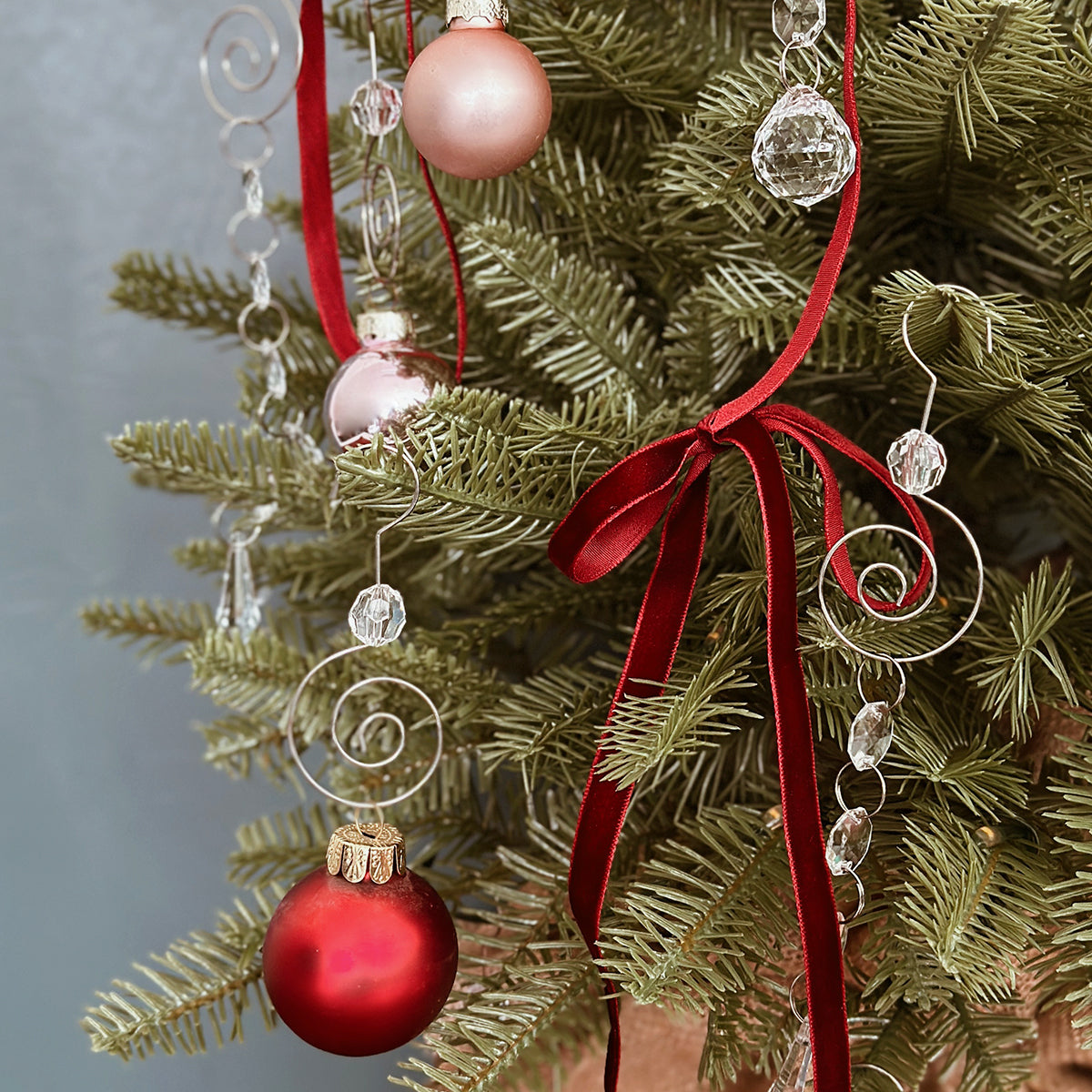 Wrapables Stainless Steel Christmas Tree Ornament Hooks with Beads for Hanging Decorations (Set of 20)
