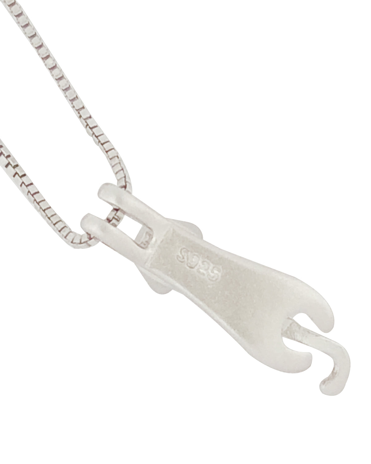 Wrapables 925 Sterling Silver Plated Cute Hanging Cat Pendant Necklace
