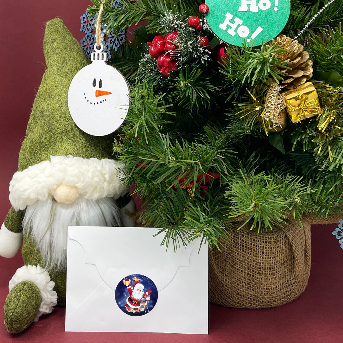 Wrapables Christmas Stickers Label Roll, Holiday Stickers for Sealing Cards, Envelopes, Gift Boxes, Festive Party Favors (500 pcs)