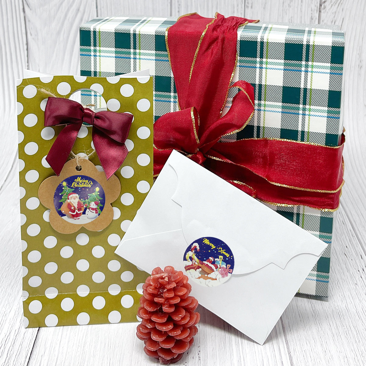 Wrapables Christmas Stickers Label Roll, Holiday Stickers for Sealing Cards, Envelopes, Gift Boxes, Festive Party Favors (500 pcs)