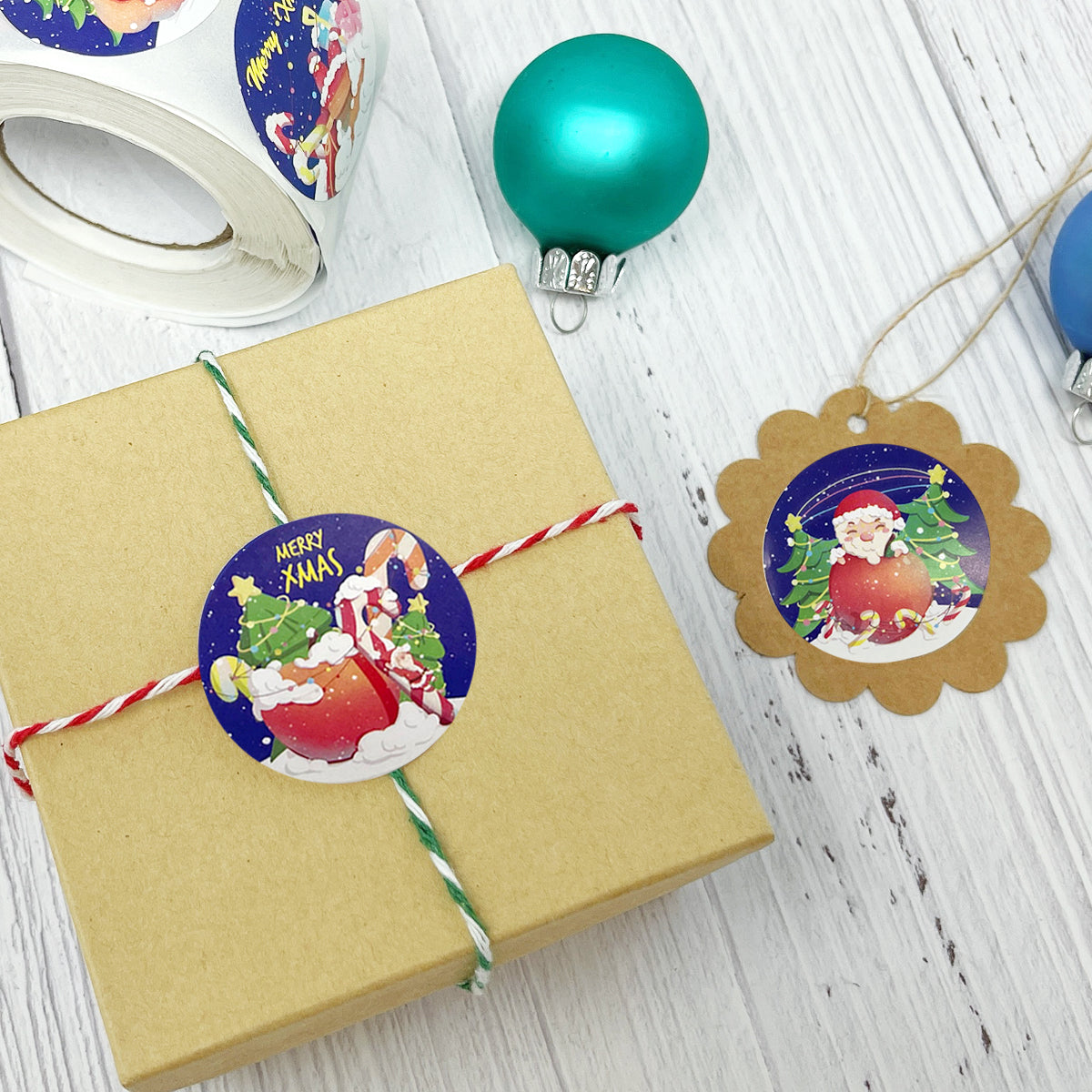 Wrapables Christmas Stickers Label Roll, Holiday Stickers for Sealing Cards, Envelopes, Gift Boxes, Festive Party Favors (500 pcs)