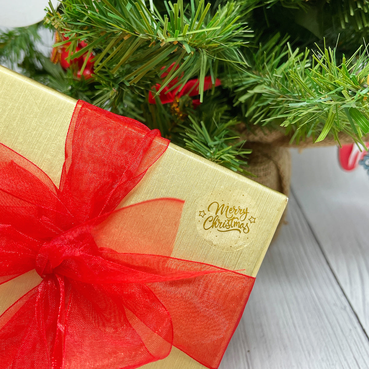 Wrapables Christmas Stickers Label Roll, Holiday Stickers for Sealing Cards, Envelopes, Gift Boxes, Festive Party Favors (500 pcs)