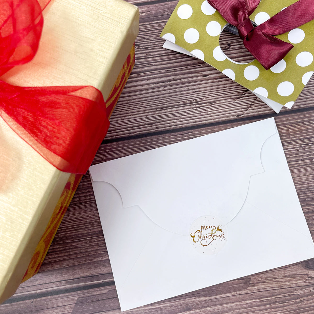 Wrapables Christmas Stickers Label Roll, Holiday Stickers for Sealing Cards, Envelopes, Gift Boxes, Festive Party Favors (500 pcs)