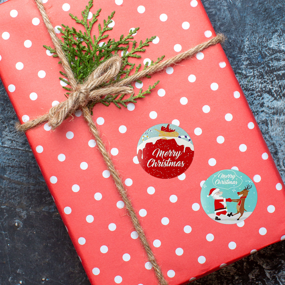 Wrapables Christmas Stickers Label Roll, Holiday Stickers for Sealing Cards, Envelopes, Gift Boxes, Festive Party Favors (500 pcs)