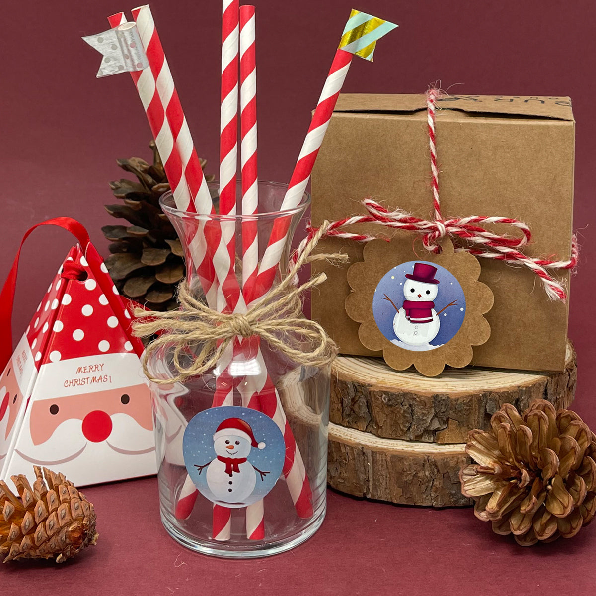 Wrapables Christmas Stickers Label Roll, Holiday Stickers for Sealing Cards, Envelopes, Gift Boxes, Festive Party Favors (500 pcs)