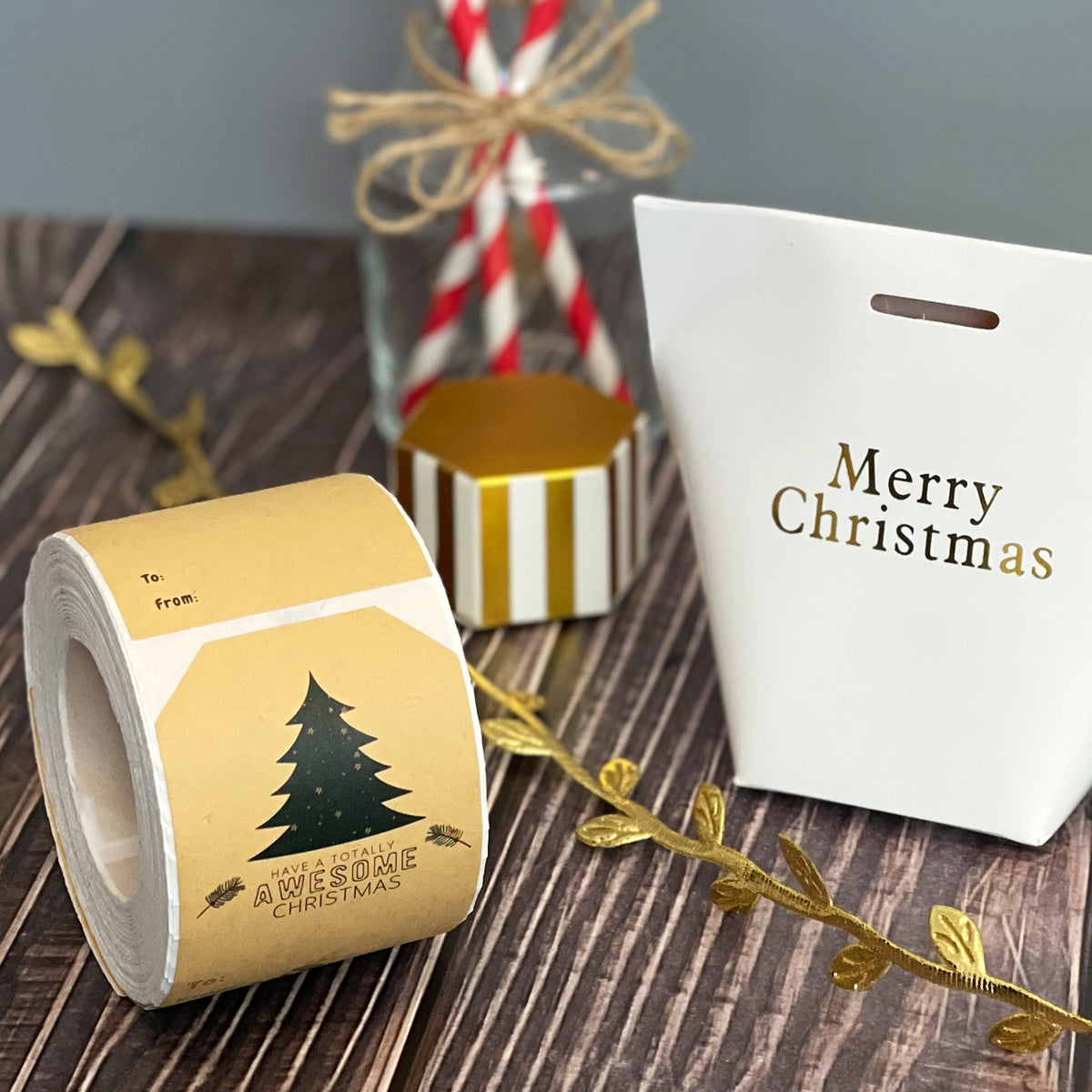 Wrapables Christmas Holiday Gift Tag Stickers and Labels Roll for Gift-Wrapping, Labeling, Package Decoration (300pcs)
