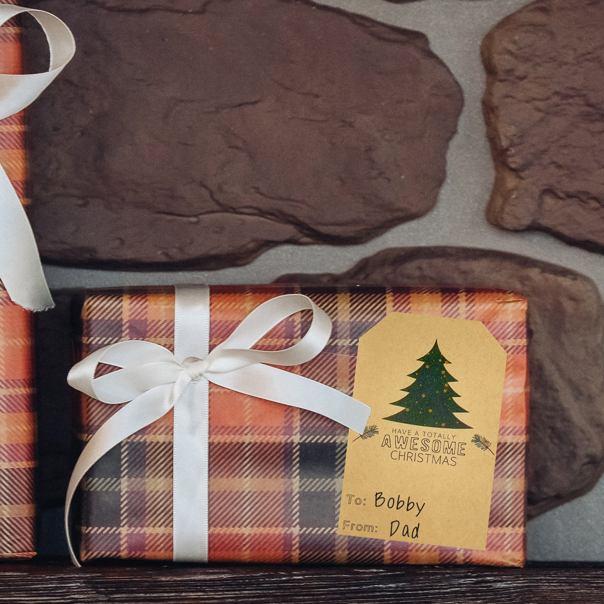 Wrapables Christmas Holiday Gift Tag Stickers and Labels Roll for Gift-Wrapping, Labeling, Package Decoration (300pcs)