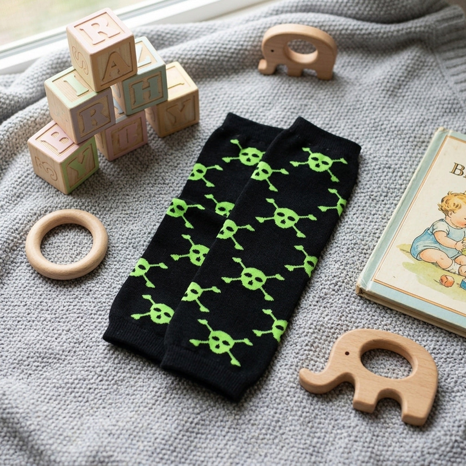 Wrapables Colorful Baby & Toddler Leg Warmers, Skulls Green