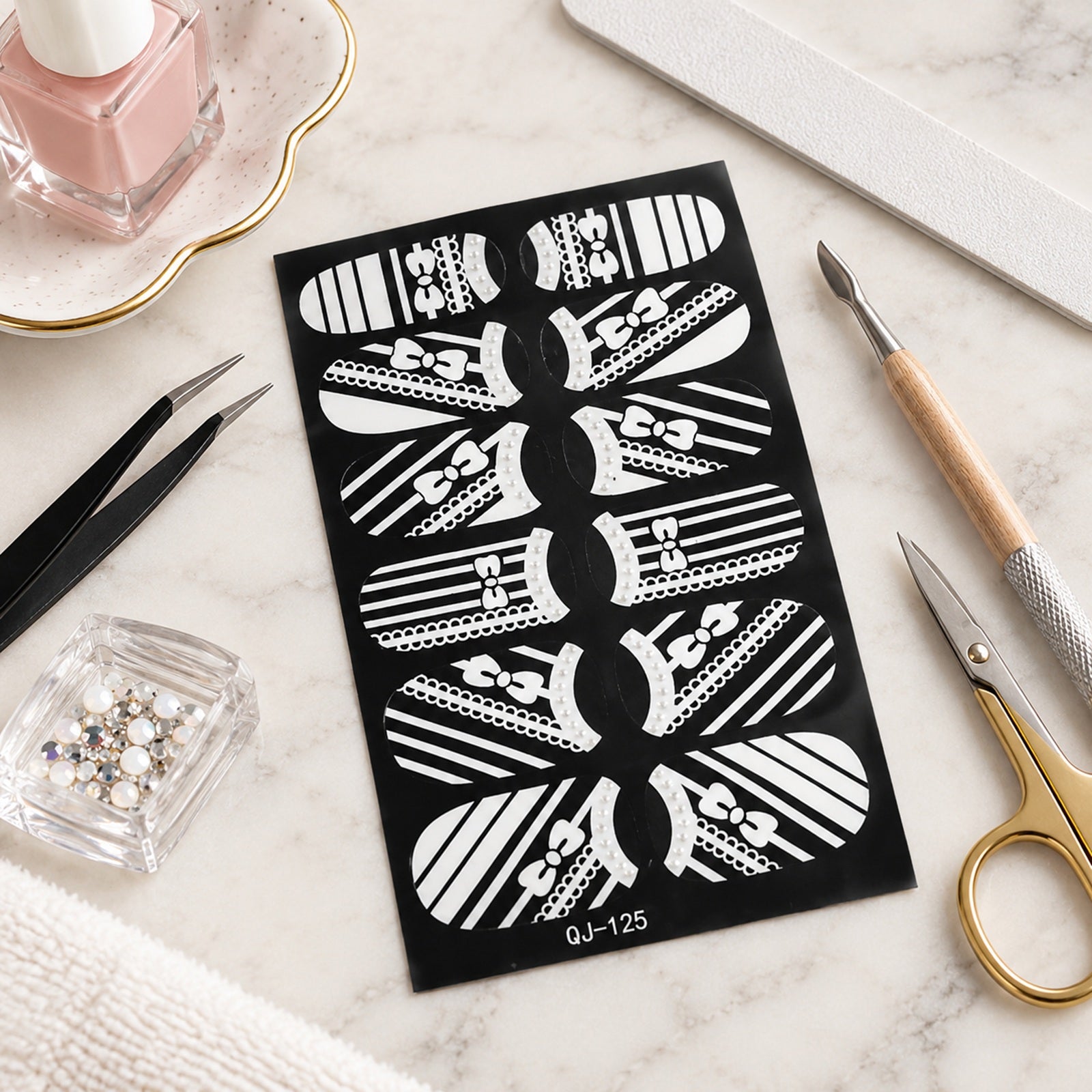 Wrapables Fashionable Black and White Nail Art Stickers