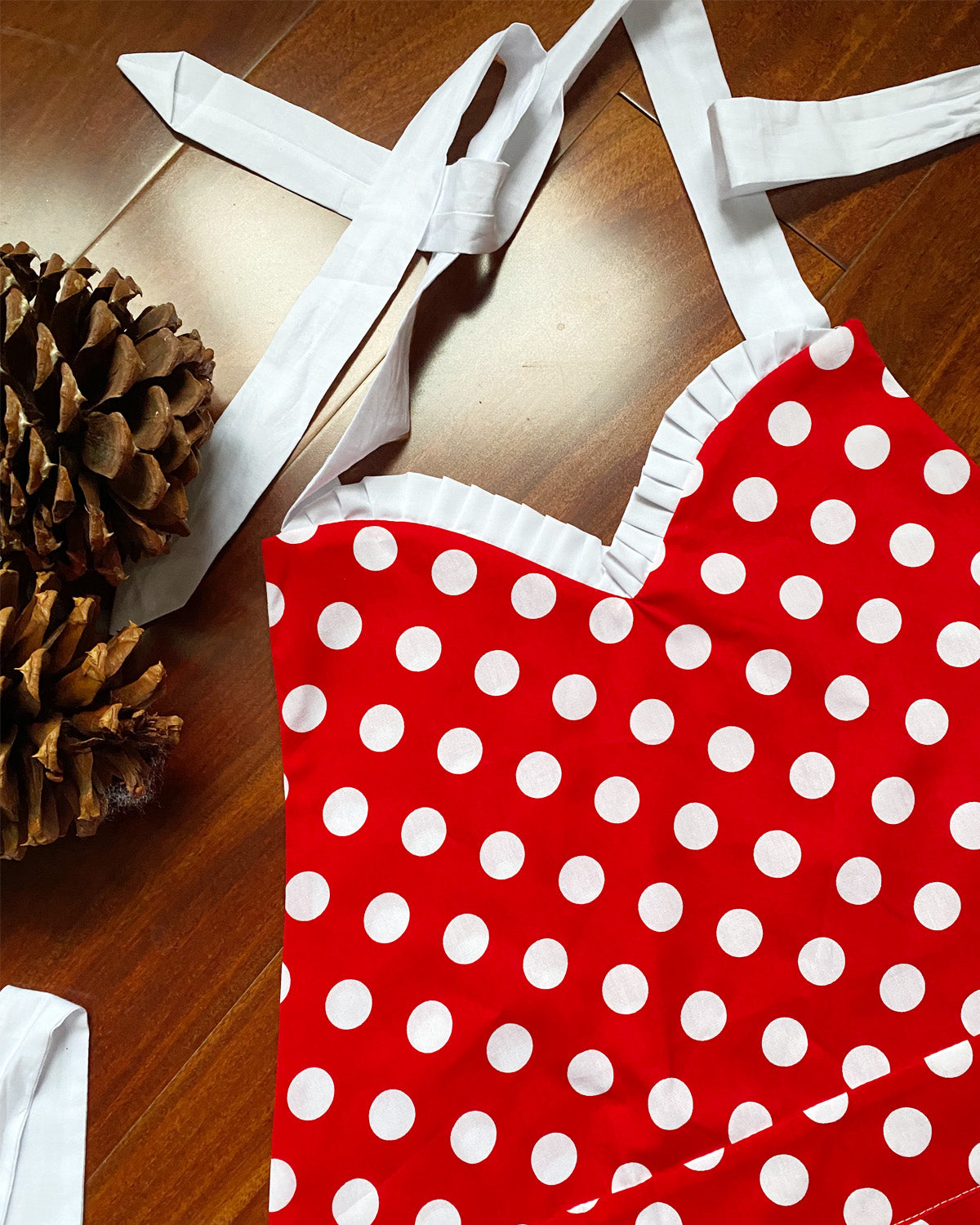 Wrapables Adjustable Flirty Hostess Apron, Red Polka Dots