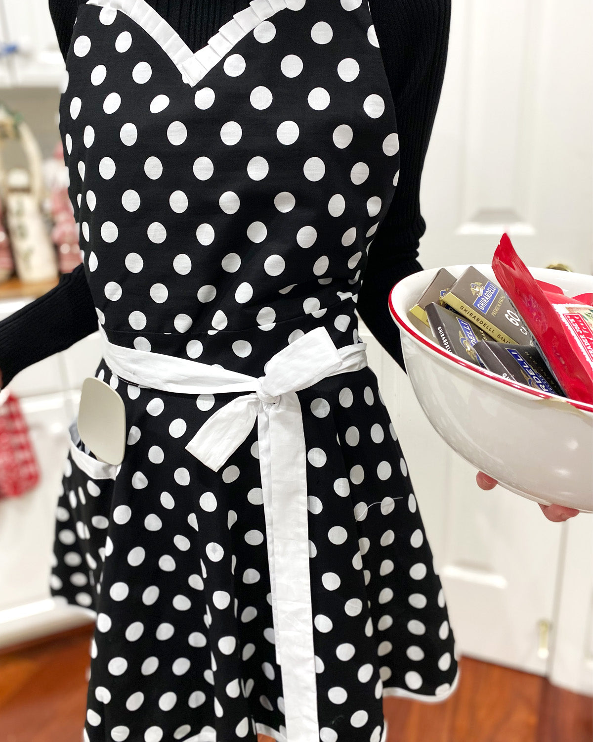 Wrapables Adjustable Hostess Apron, Black Polka Dots