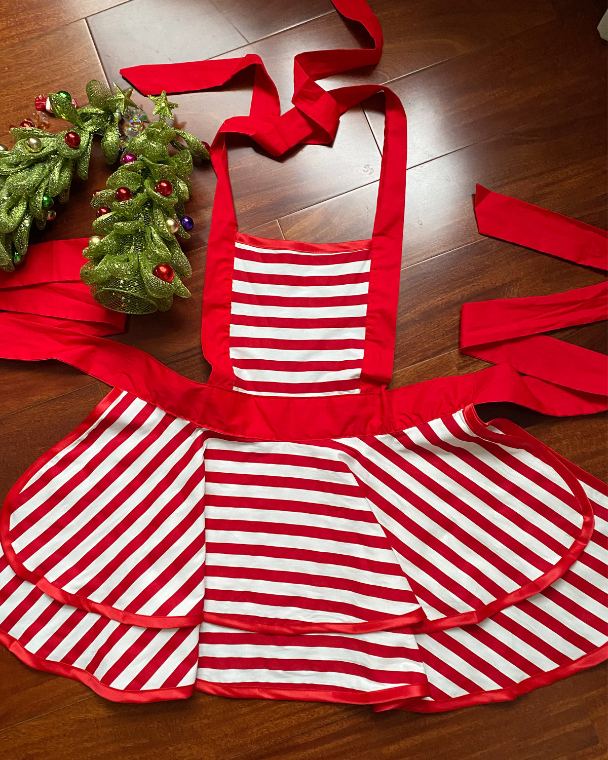 Wrapables Classic Vintage Christmas Holiday Apron,  Stylish Cooking Apron,  Red Stripe