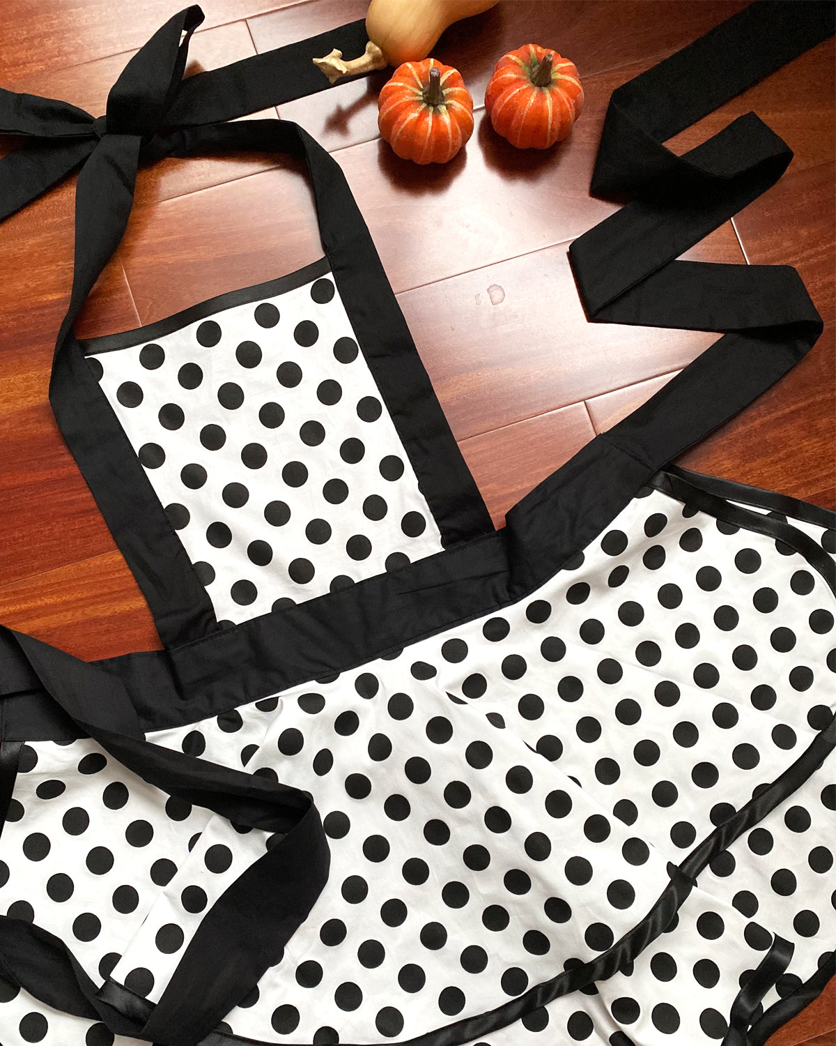 Wrapables Classic Vintage Apron,  Stylish Cooking Apron,  Black Dot