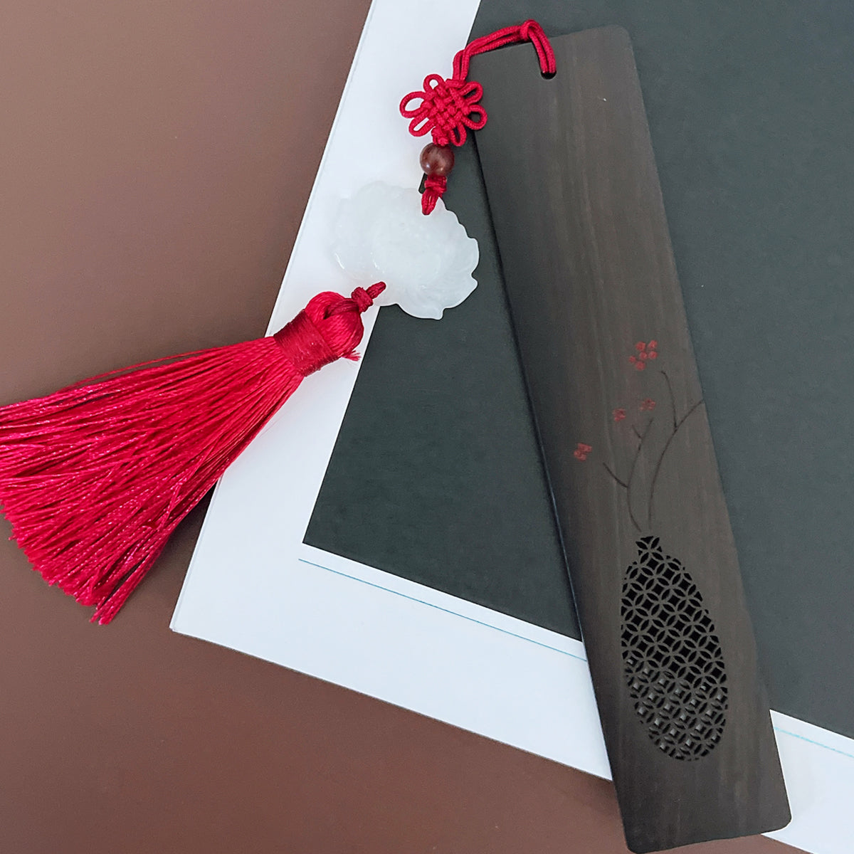 Wrapables Sandalwood Bookmark with Pendant Tassel for Book Lovers and Readers, Vase