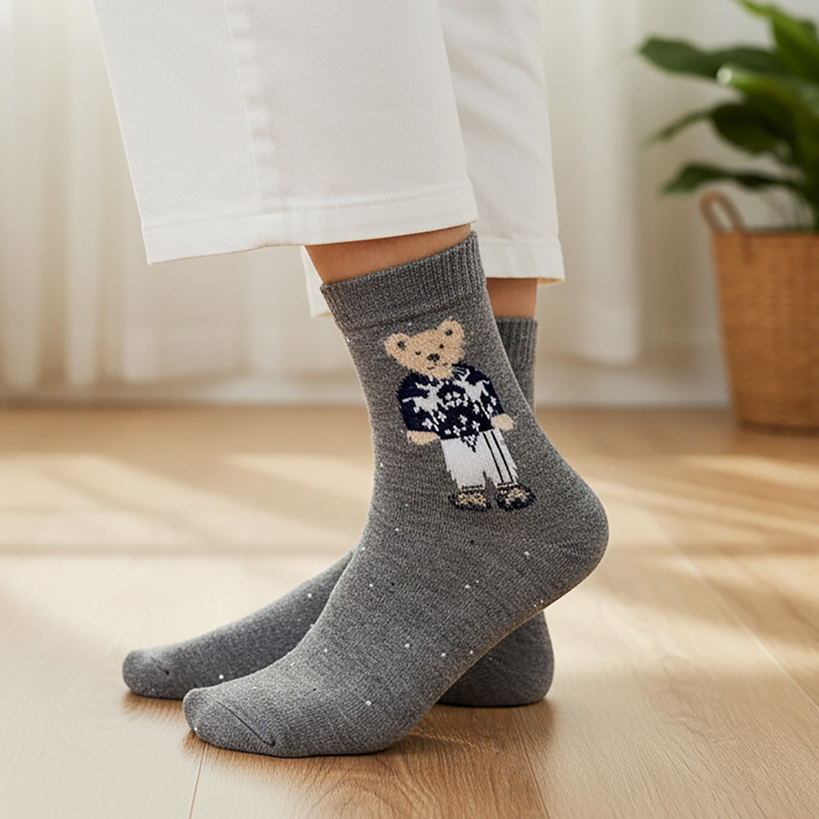 Wrapables Women's Cute Teddy Bear in Christmas Sweater Winter Crew Socks (Set of 5)