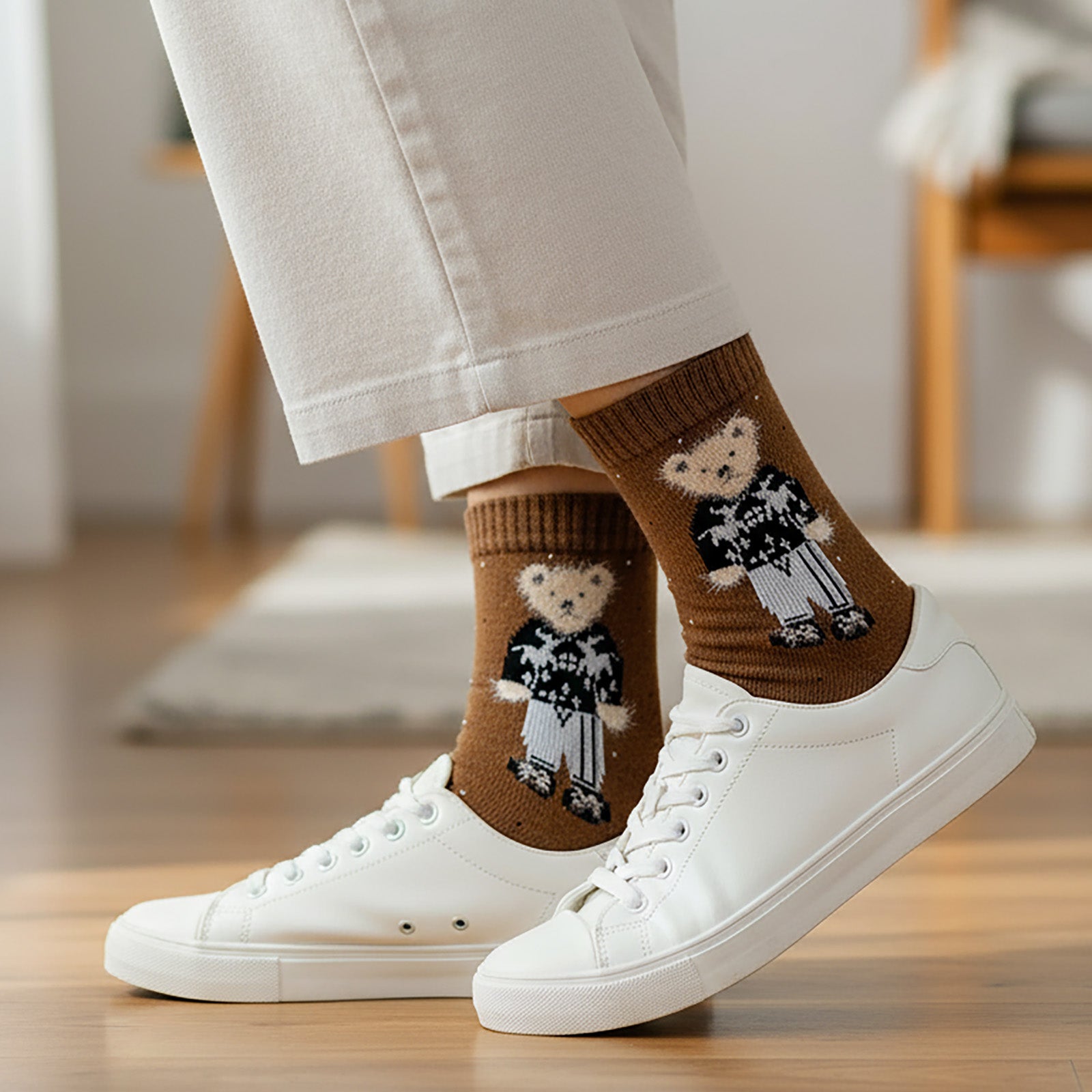 Wrapables Women's Cute Teddy Bear in Christmas Sweater Winter Crew Socks (Set of 5)