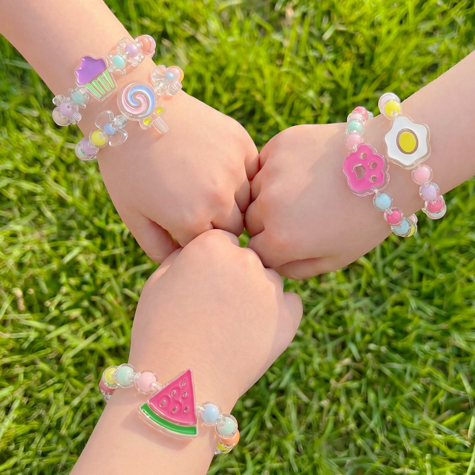 Wrapables Girls Princess Dress-Up Beaded Bracelet Jewelry for Party Favors, Goodie Bags, Birthday Parties (Set of 5)