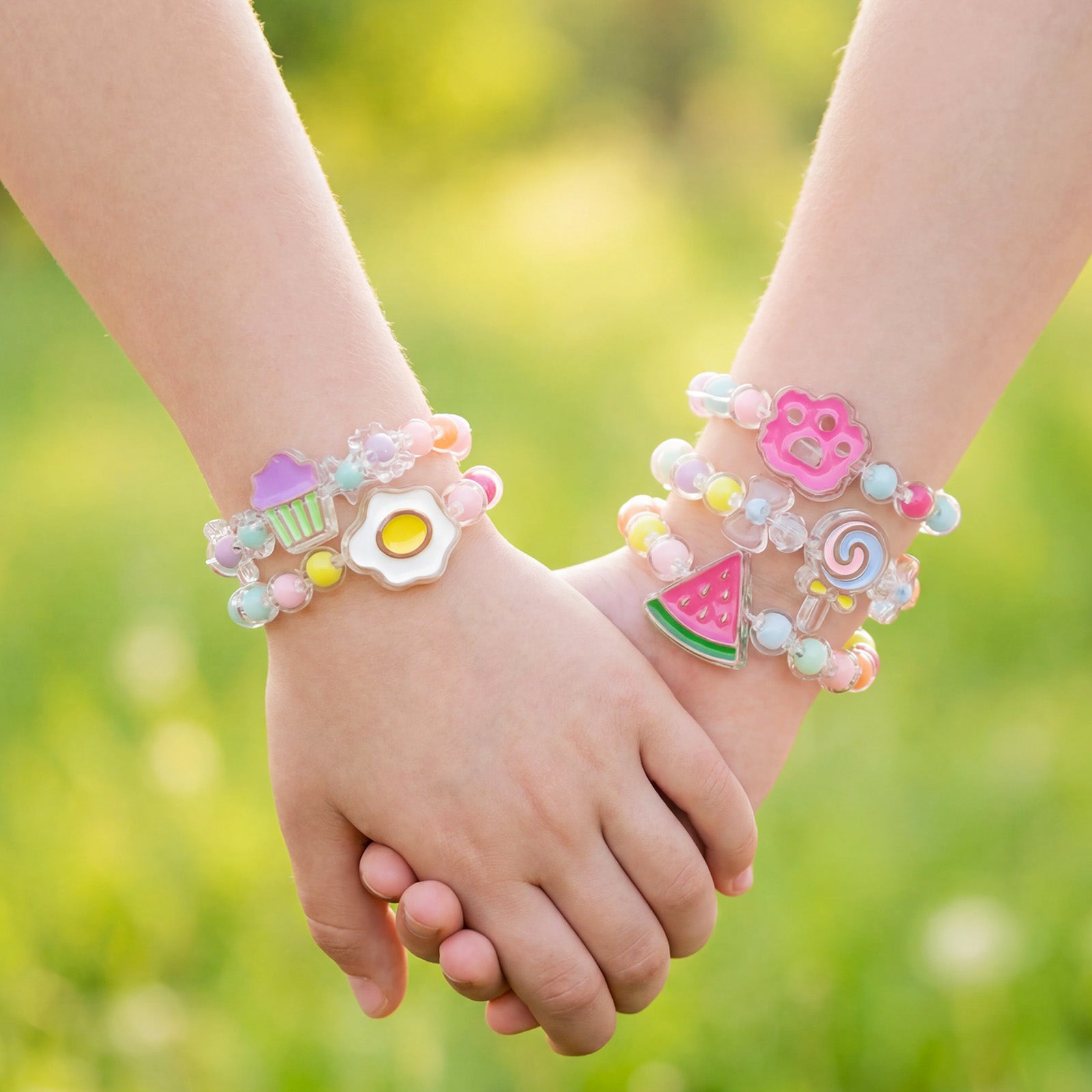 Wrapables Girls Princess Dress-Up Beaded Bracelet Jewelry for Party Favors, Goodie Bags, Birthday Parties (Set of 5)