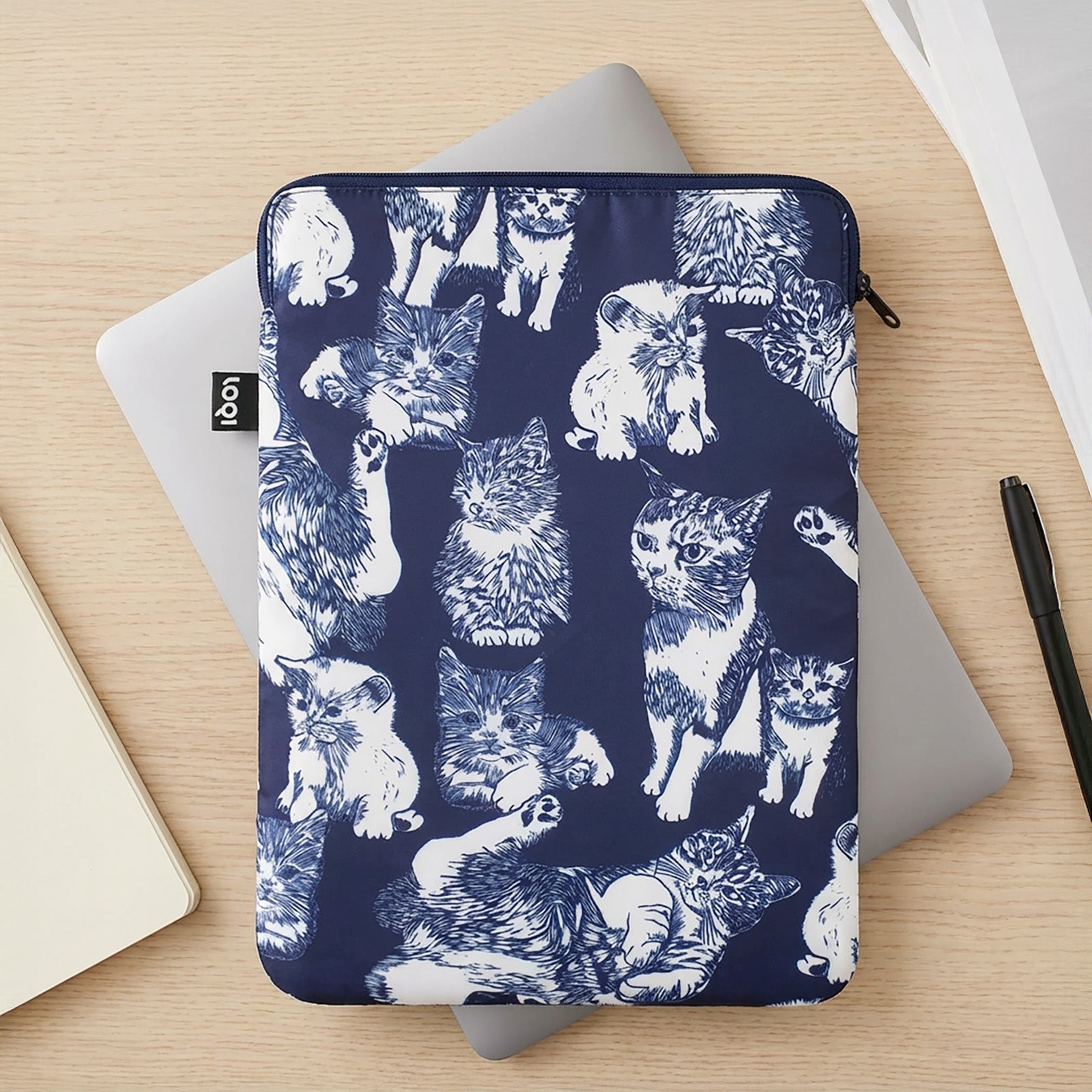 LOQI RED POPPY BEE Cats Recycled Laptop Sleeve