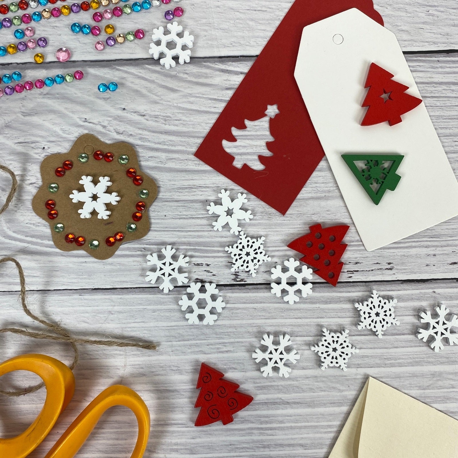 Wrapables Mini Wooden Snowflakes and Christmas Trees Cutout Assortment, Xmas Wood Slices, Tree Ornaments, DIY Crafts, Decorations (150pcs)